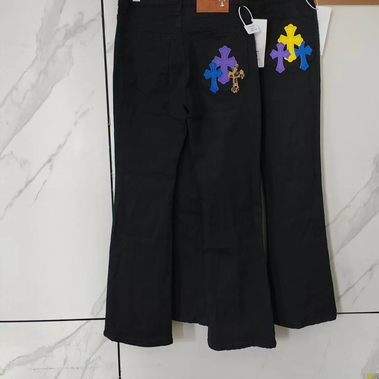 P176 Style No. Cc929 Chrome hearts high street patch jeans Chrome hearts vibe style versatile jeans are the most popular high street style at the moment. Made of beaded canvas fabric, heavy washing makes the upper body of the fabric more textured and the pants are tall and straight! The three-dimensional cutting of the whole trousers is a masterpiece! The beaded canvas fabric is thick and soft after washing. It has good breathability. Customized small leather label. Unique design. The details are in place, simple and elegant, and the workmanship is exquisite. The entire trousers are neatly routed and the details are in place! It’s so cool. It’s a genderless trend that both men and women can easily control. Color: Picture color. Sizes M-XXL